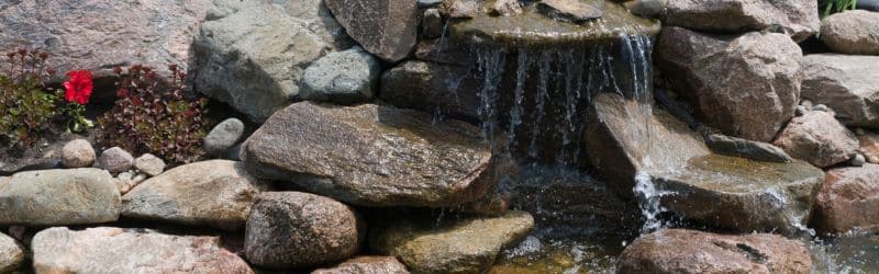 Gartenteich-Randgestaltung mit Wasserfall