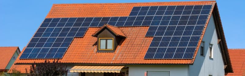 photovoltaikanlage auf Hausdach mit Himmel im Hintergrund 
