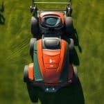 Husqvarna Mähroboter der über grünen Rasen fährt (Obenansicht)